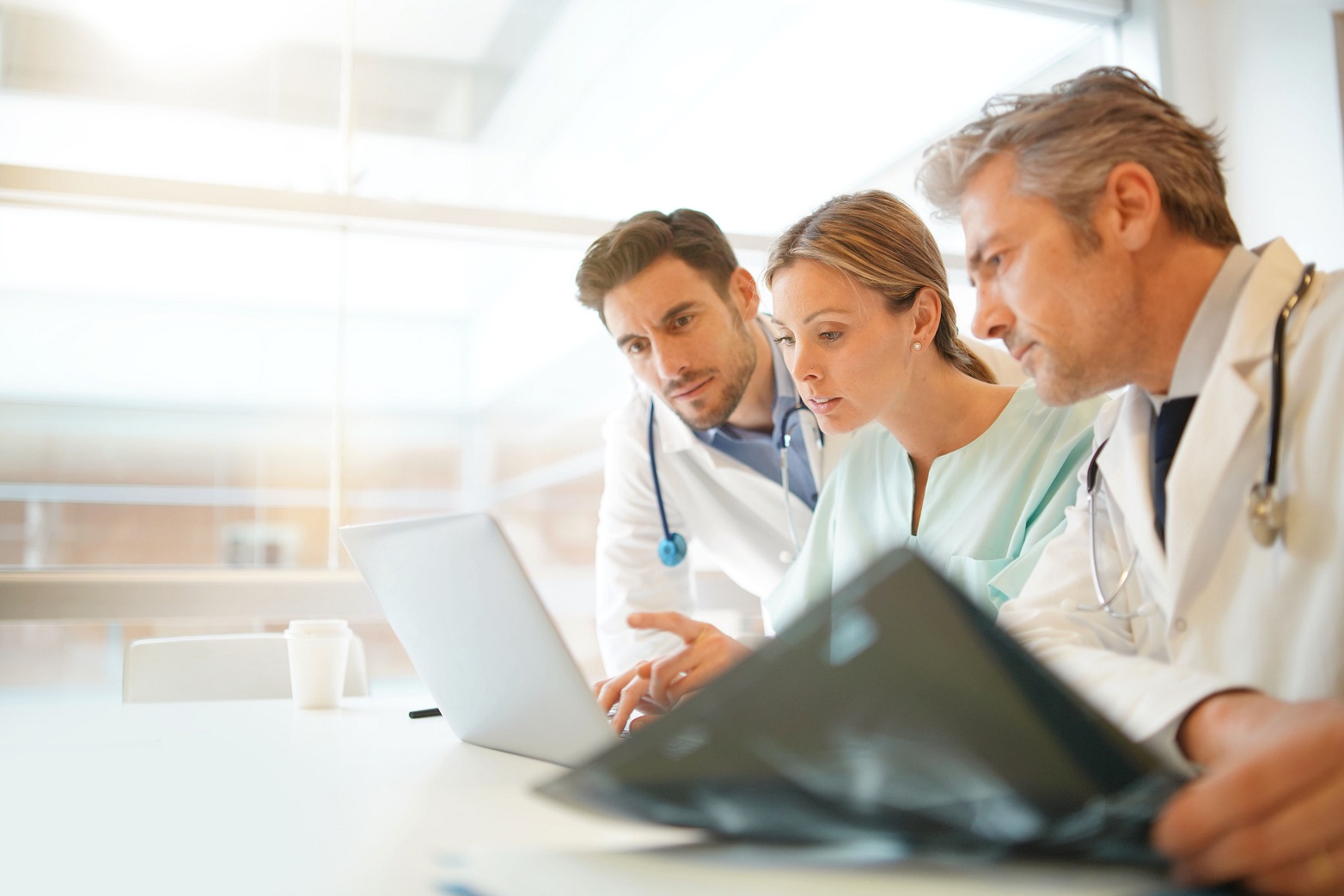 Rechtsanwalt für Medizinrecht, Rechtsberatung Ärzte, Ärzte besprechen Patientenakten