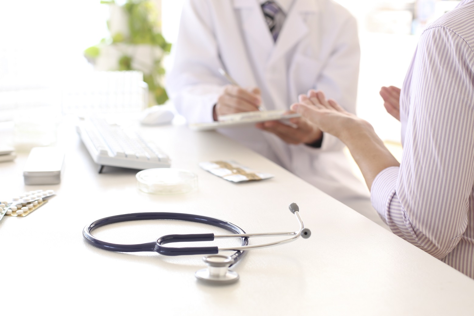 Medizinrecht, Arzt spricht mit Patientin